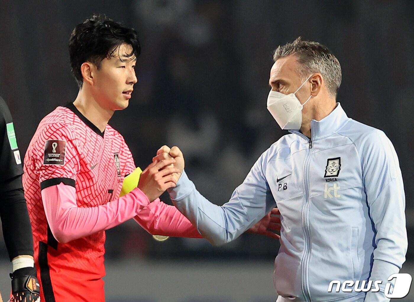 5일 오후 경기도 고양시 고양종합운동장에서 열린 2022 국제축구연맹&#40;FIFA&#41; 카타르 월드컵 아시아지역 2차 예선 대한민국과 투르크메니스탄의 경기에서 승리를 거둔 파울루 벤투 감독이 손흥민과 주먹인사를 하고 있다. 이날 경기는 대한민국이 5대0으로 승리했다. 2021.6.5/뉴스1 ⓒ News1 이재명 기자