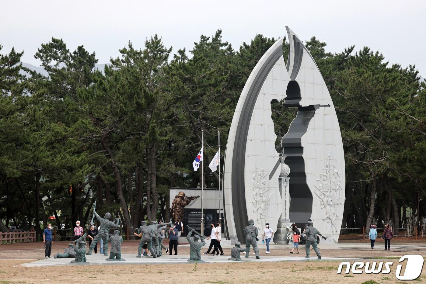 경북 영덕군 장사리에 있는 장사전승기념공원 습. 이곳에는 6·25전쟁 당시 상륙작전 모습을 재연해 놓은 조형물과 상륙작전에 투입됐던 문산호 등이 전시돼 있다. &#40;뉴스 1 자료&#41; ⓒ News1 최창호 기자