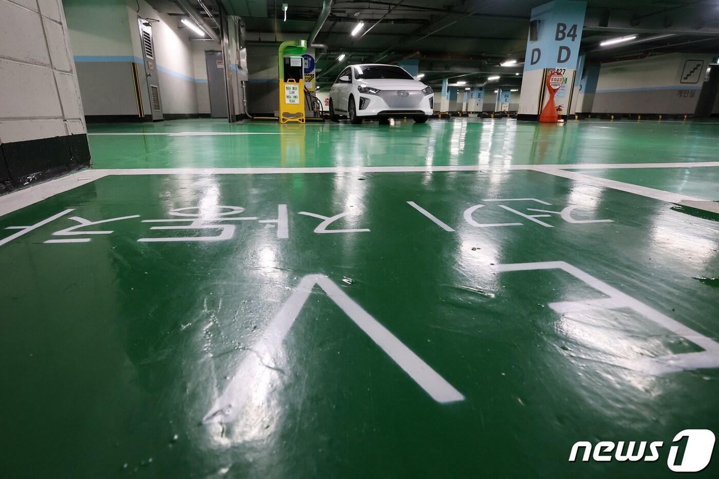 서울시내 전기차 충전소에서 충전소의 모습. 2021.7.11/뉴스1 ⓒ News1 조태형 기자