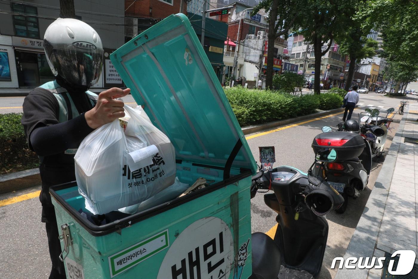 서울 종로구에서 라이더들이 음식을 배달하는 모습. /뉴스1 ⓒ News1 성동훈 기자