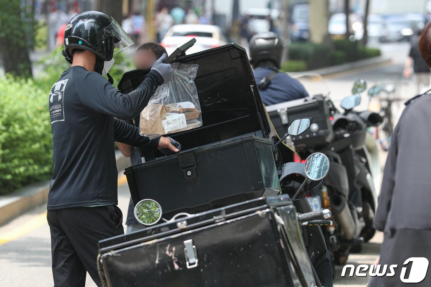 서울 종로구에서 배달 대행업체 라이더들이 음식을 배달하는 모습. /뉴스1 ⓒ News1 성동훈 기자