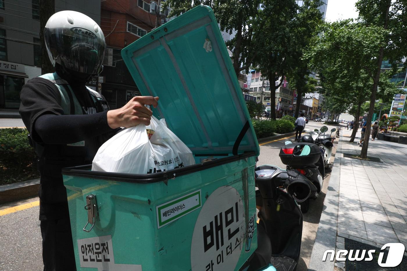 라이더들이 음식을 배달하고 있다 /뉴스1 ⓒ News1 성동훈 기자