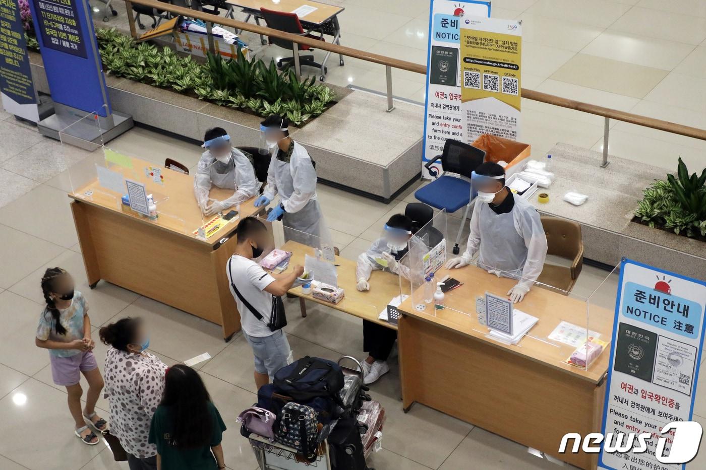 지난 19일 인천국제공항 입국장에서 방역관계자들이 입국자들을 안내하고 있다.  2021.7.19/뉴스1 ⓒ News1 황기선 기자