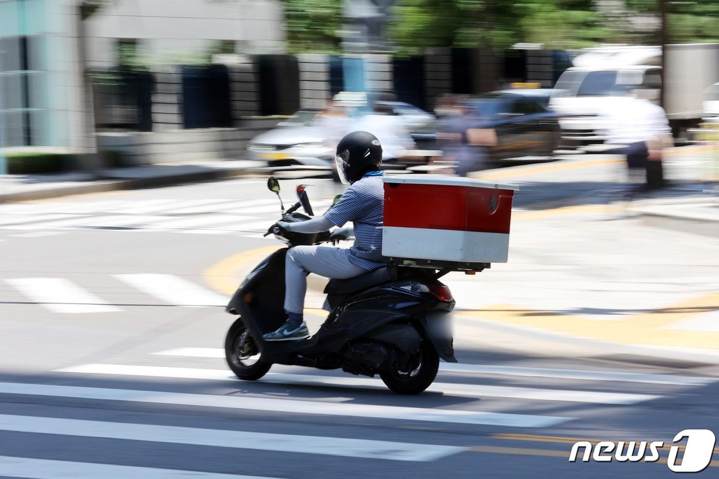 서울 시내에서 배달 라이더들이 분주하게 배달하고 있다. 2021.7.22/뉴스1 ⓒ News1 조태형 기자