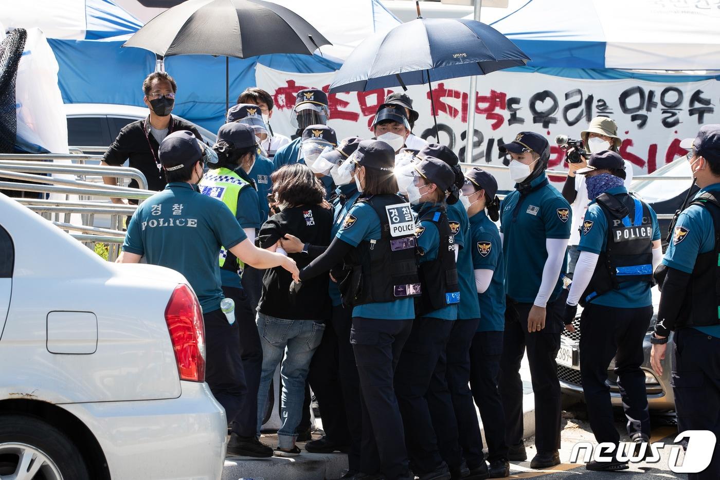 민주노총 조합원들이 2021년 7월 23일 강원 원주시 국민건강보험공단 본부 앞에서 집회를 마친 후 경찰병력과 충돌하고 있는 모습. ⓒ News1 