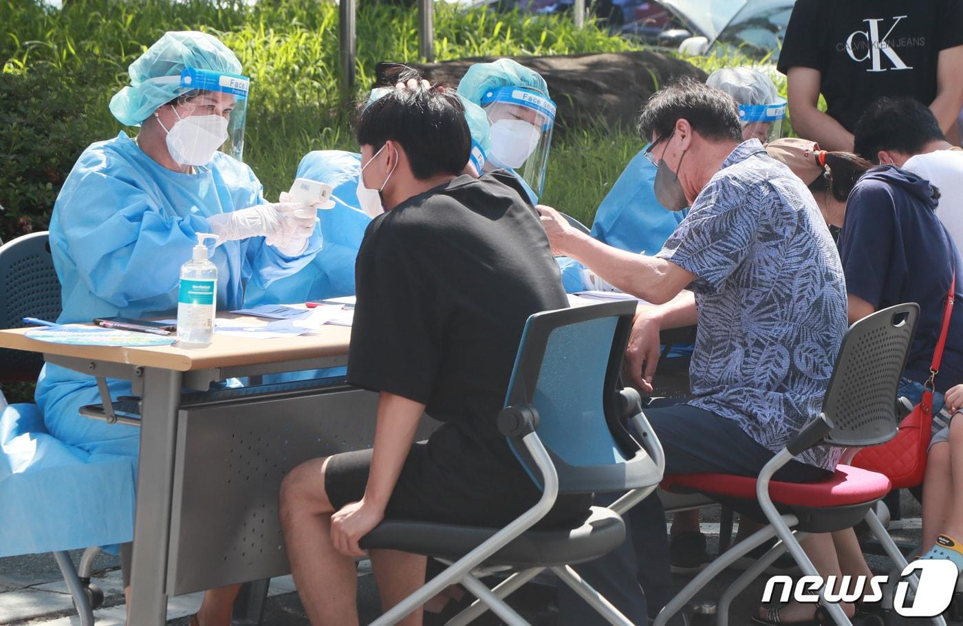 함양군은 거리두기 4단계 격상에 따라 함양읍행정복지센터에 30일 오후부터 임시 선별진료소를 마련해 함양읍 주민들을 우선적으로 진단검사에 들어갔다&#40;함양군 제공&#41; ⓒ 뉴스1