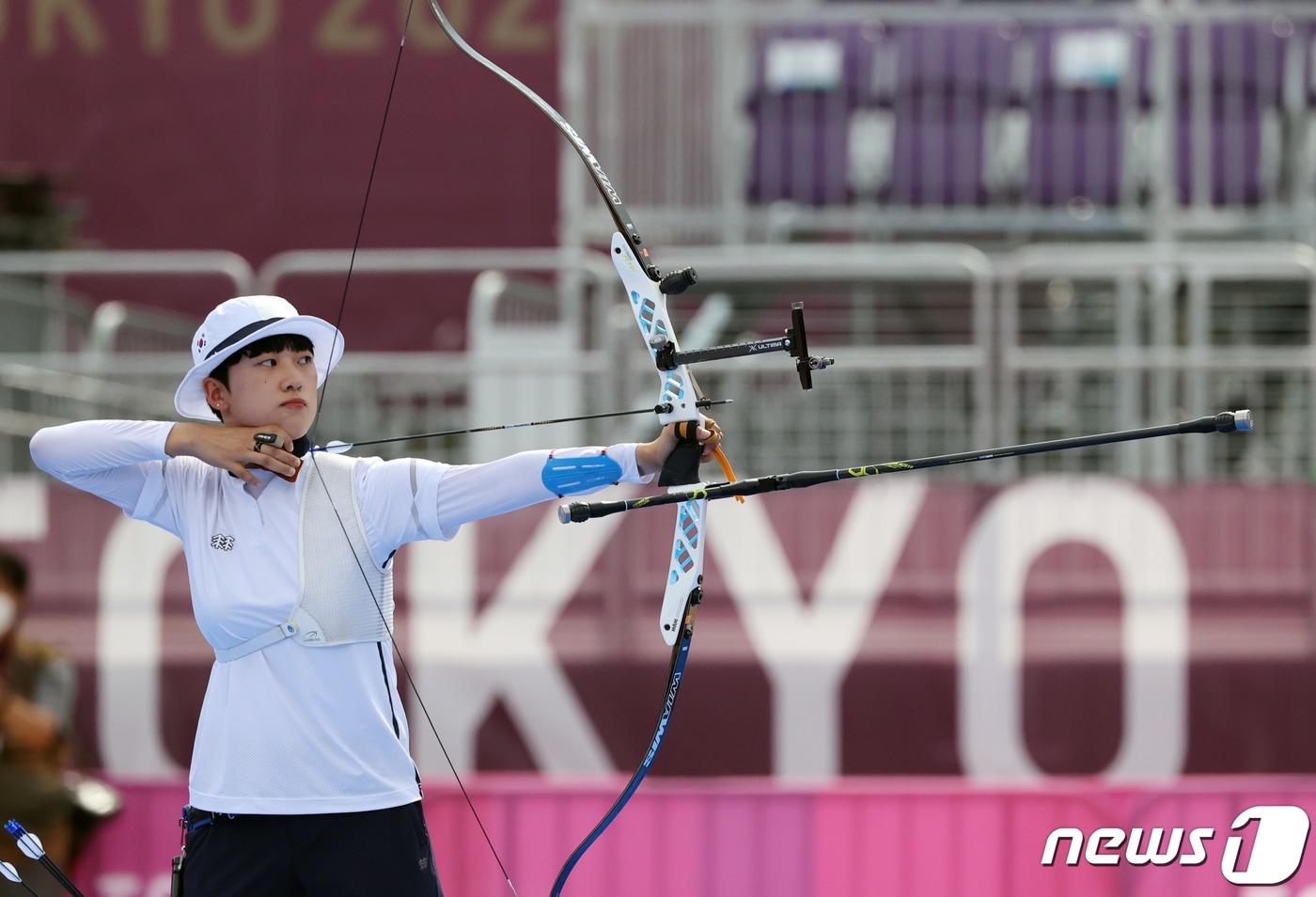 양궁 안산이 30일 일본 도쿄 유메노시마 공원 양궁장에서 열린 &#39;2020 도쿄올림픽&#39; 여자 개인전 8강에서 인도의 디피카 쿠마리를 상대로 경기를 하고 있다. 2021.7.30/뉴스1 ⓒ News1 송원영 기자