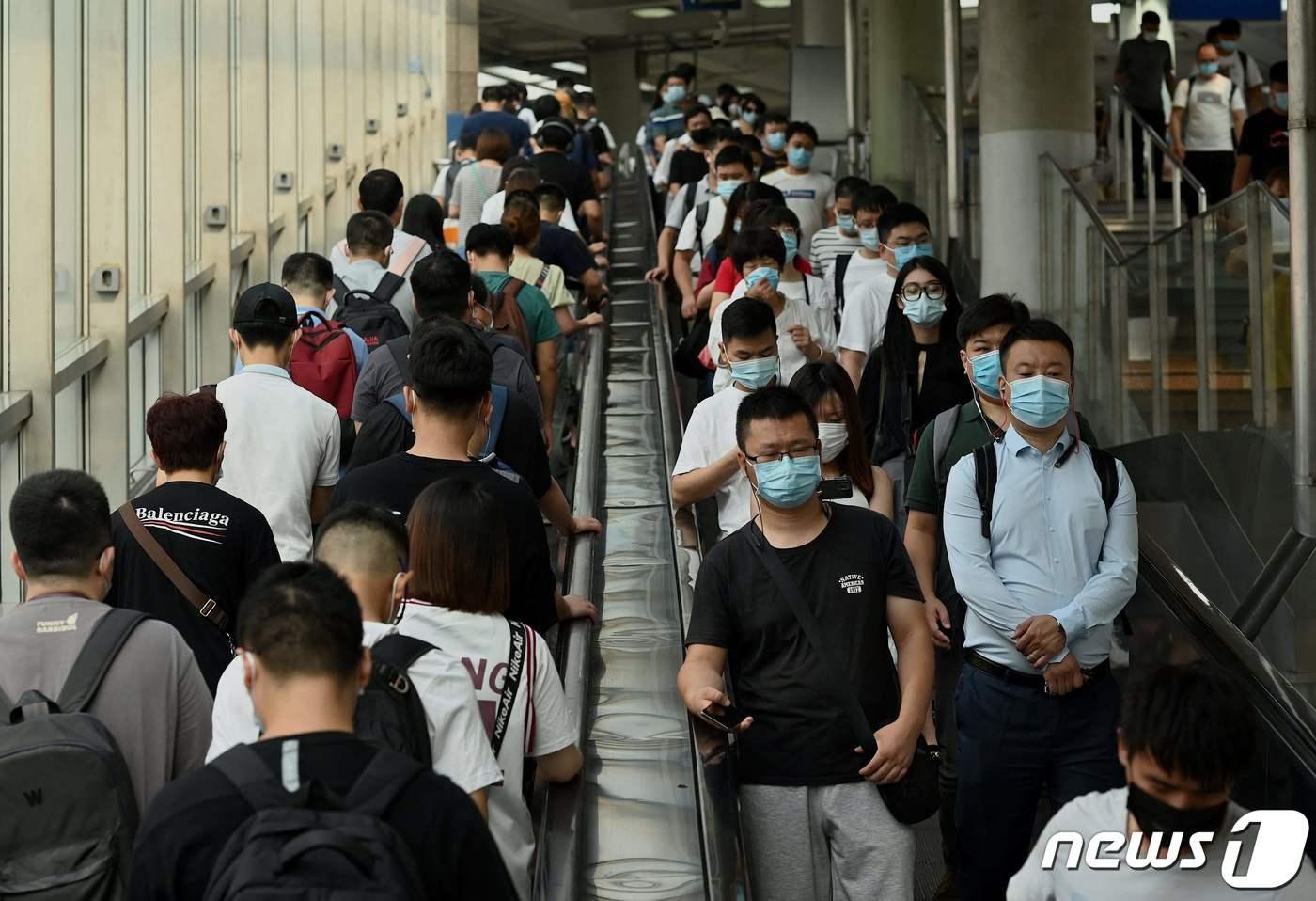 중국 베이징 지하철 역 에스컬레이터를 승객들이 이용하고 있다. &#40;기사 내용과 무관&#41;ⓒ AFP=뉴스1 ⓒ News1 우동명 기자