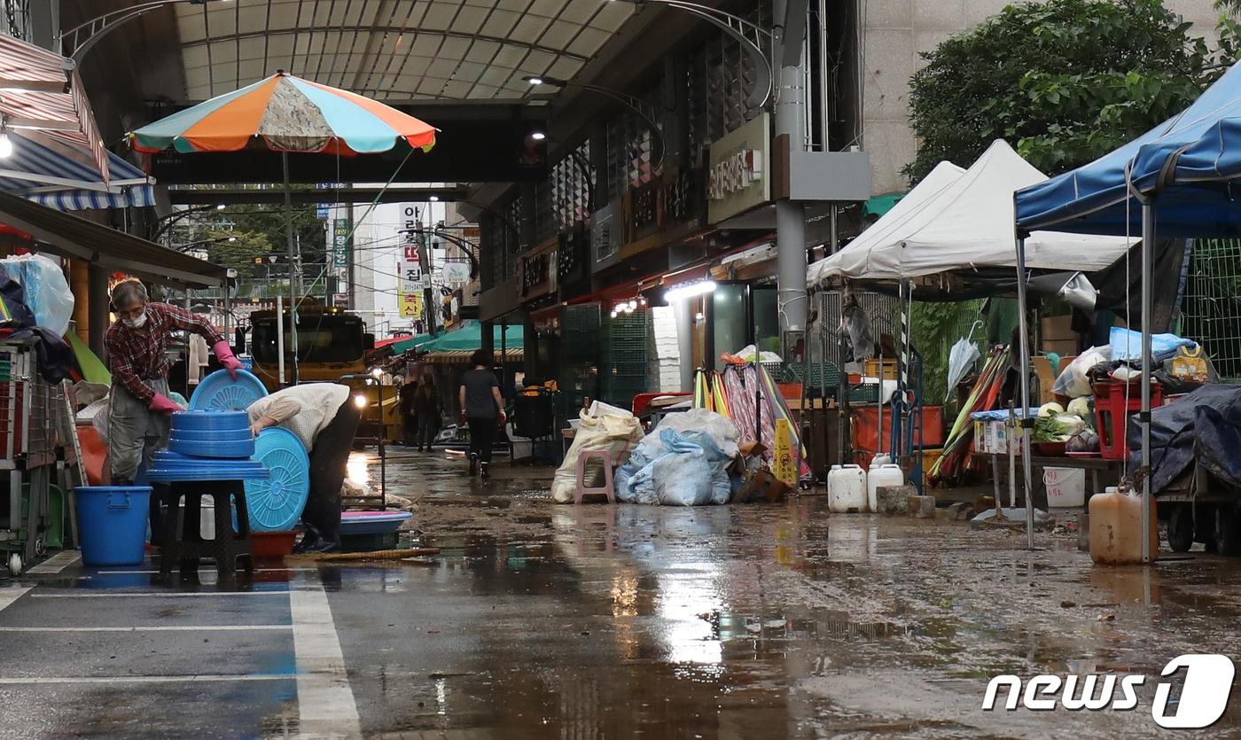 제12호 태풍 오마이스가 울산을 지나간 24일 오전 침수됐던 울산 중구 태화시장에서 상인들이 청소를 하고 있다. 2021.8.24/뉴스1 ⓒ News1 조민주 기자