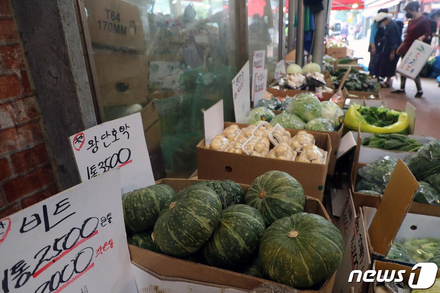 서울 서대문구 영천시장에서 시민들이 장을 보고 있다.&#40;사진은 기사 내용과 무관함&#41; / 뉴스1 ⓒ News1