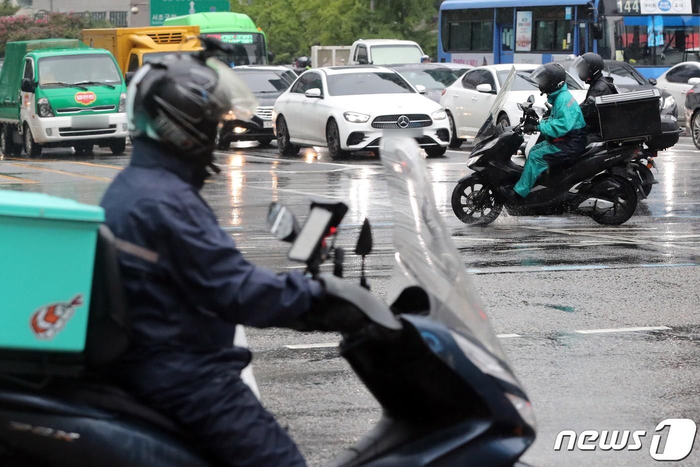 서울 강남역 인근에서 배달 노동자가 도로를 주행하고 있다. ⓒ News1 황기선 기자