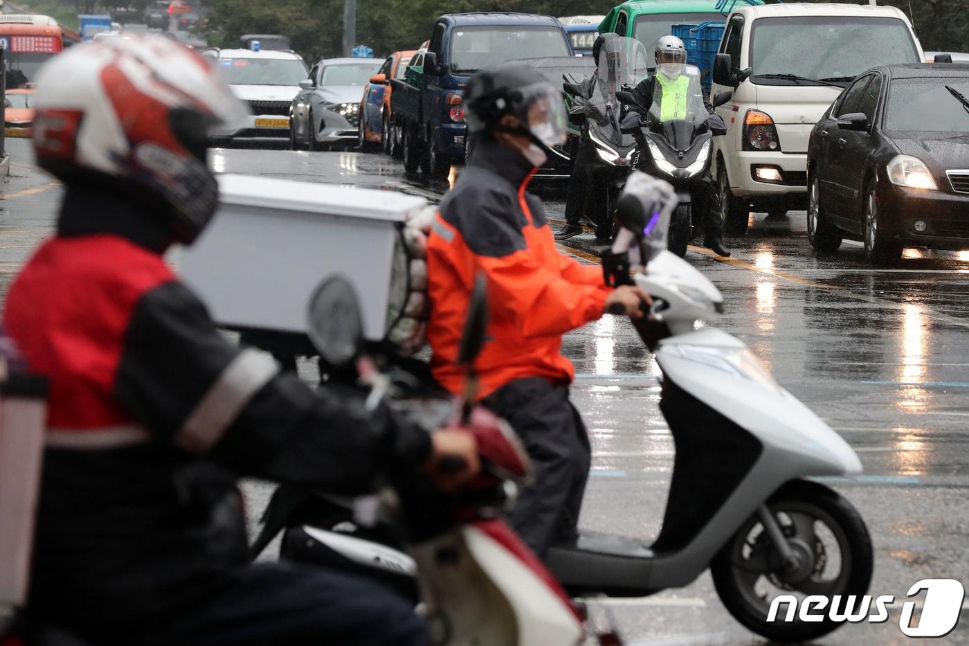 서울 강남역 인근에서 배달 노동자가 도로를 주행하고 있다. ⓒ News1 황기선 기자