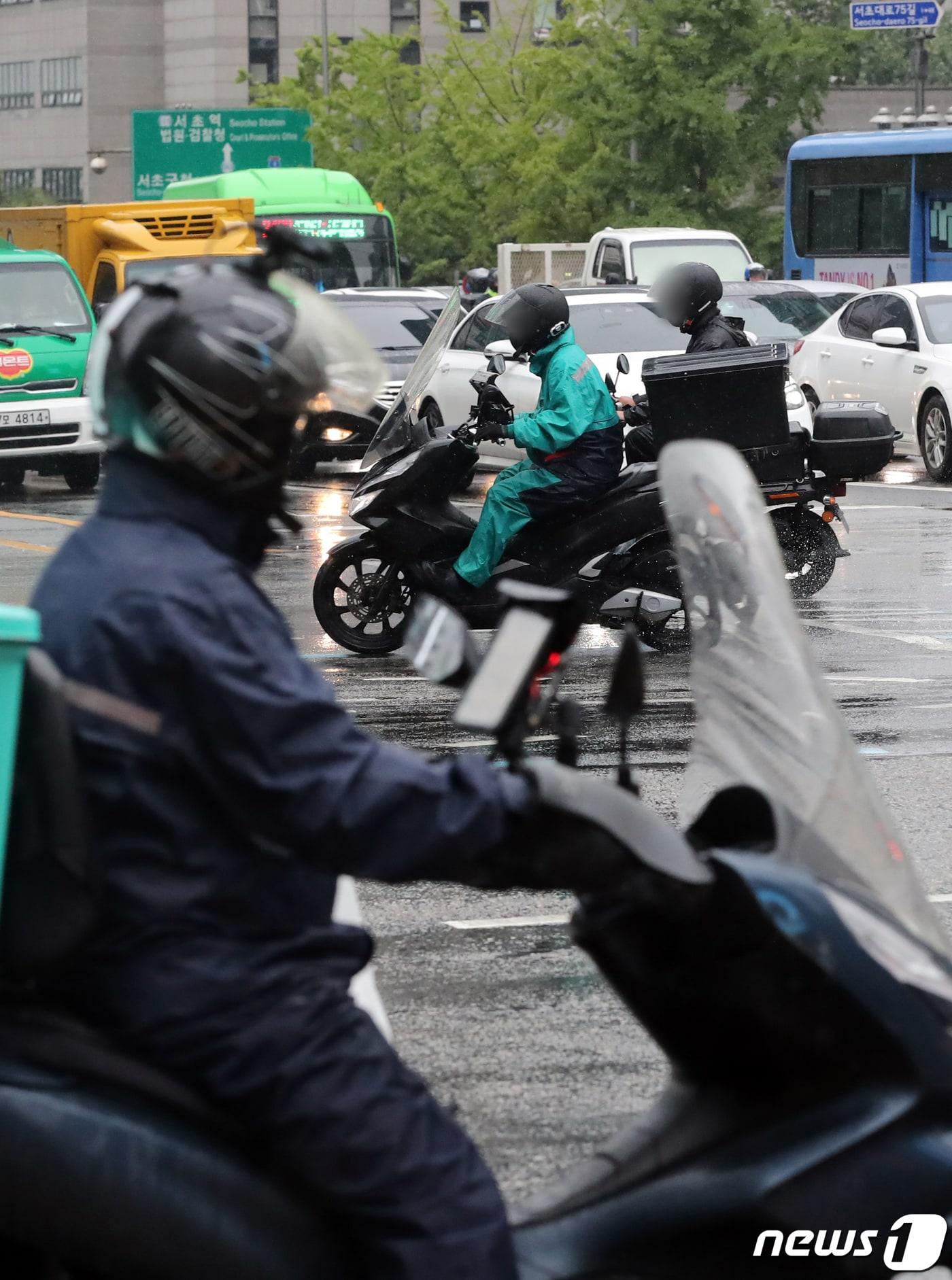 서울 강남역 인근에서 배달 노동자가 배달업무를 하고 있다. ⓒ News1 황기선 기자