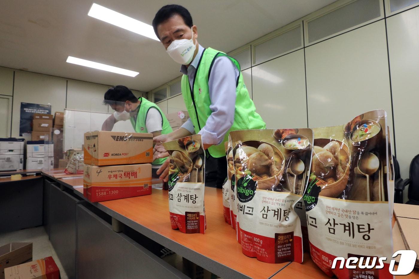 서울 성북우체국에서 집배원들로 구성된 &#39;사랑 누리 봉사단&#39;이 취약계층을 지원하고자 삼계탕을 포장하고 있다. 2021.8.5/뉴스1 ⓒ News1 황기선 기자