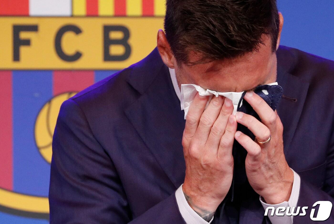 리오넬 메시가 지난해 기자회견에서 FC 바르셀로나를 떠날 것을 밝히며 눈물을 쏟고 있다. ⓒ 로이터=뉴스1 