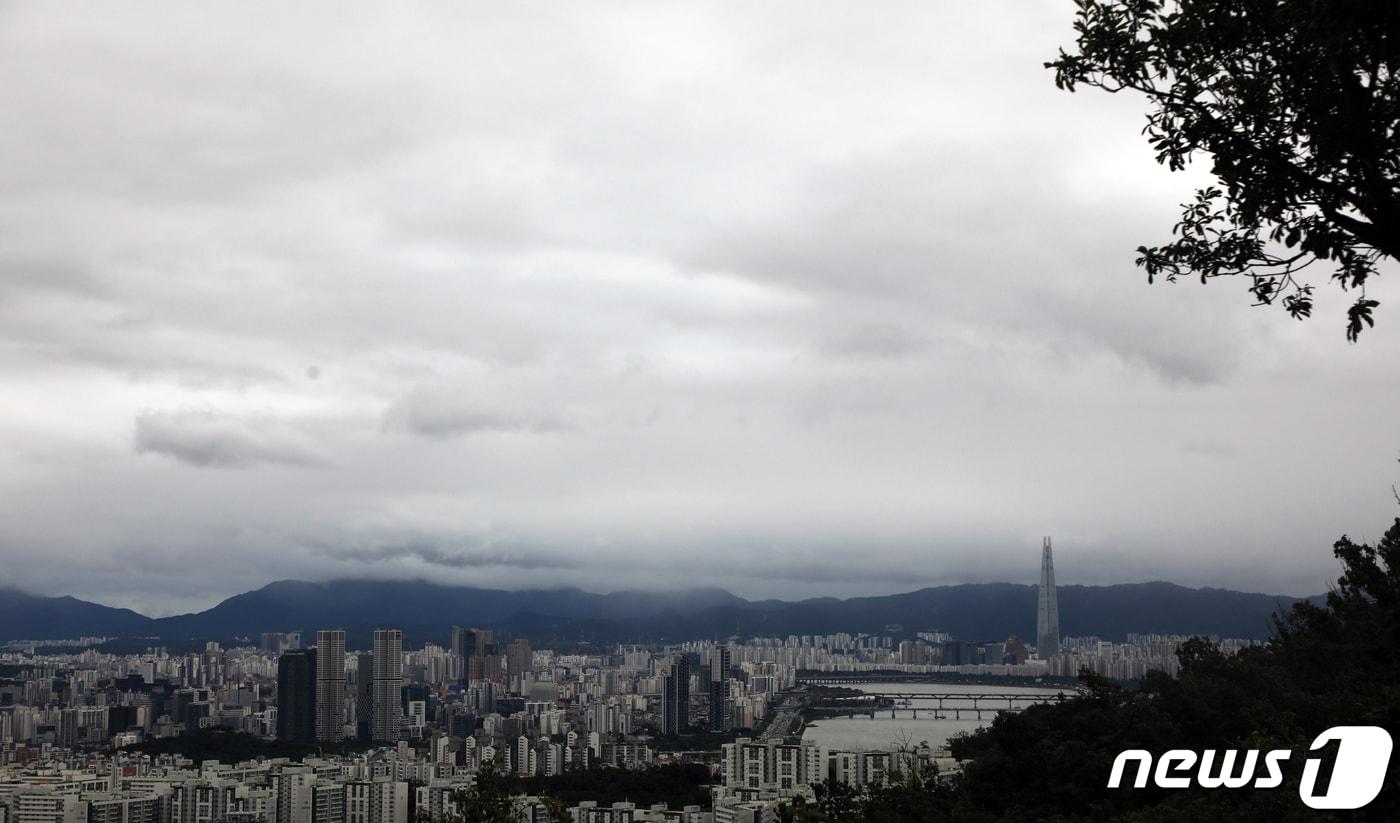 서울 남산에서 바라본 도심 하늘이 흐리다. 2021.9.1/뉴스1 ⓒ News1 황기선 기자