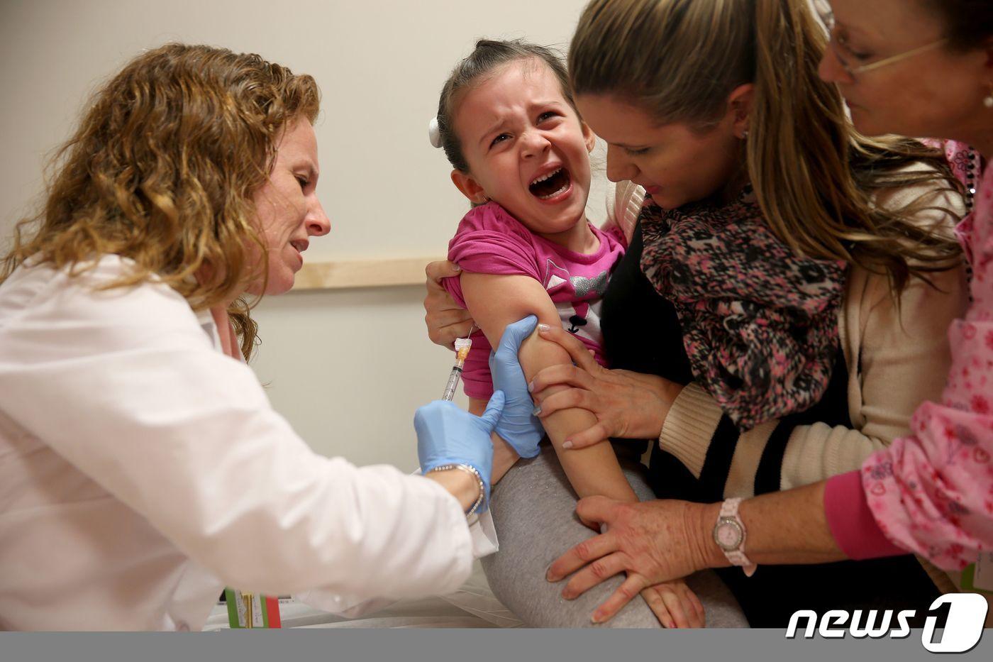 미국 플로리다의 한 병원에서 한 어린이가 홍역 예방주사를 맞고 있다. ⓒ AFP=뉴스1