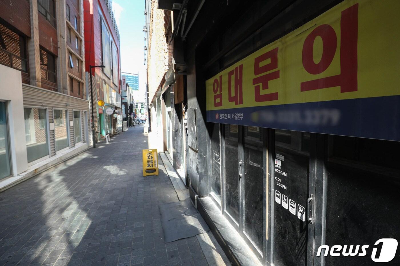 서울 명동 일대에 임대 현수막이 내걸린 모습. /뉴스1 ⓒ News1 성동훈 기자