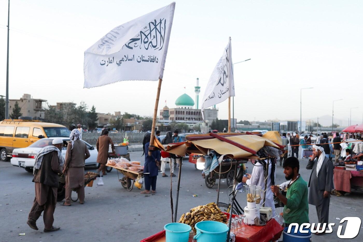 탈레반이 아프간을 점령한 가운데 전사들은 깃발을 들고 거리를 순찰하고 있다. ⓒ 로이터=뉴스1 ⓒ News1 정윤영 기자