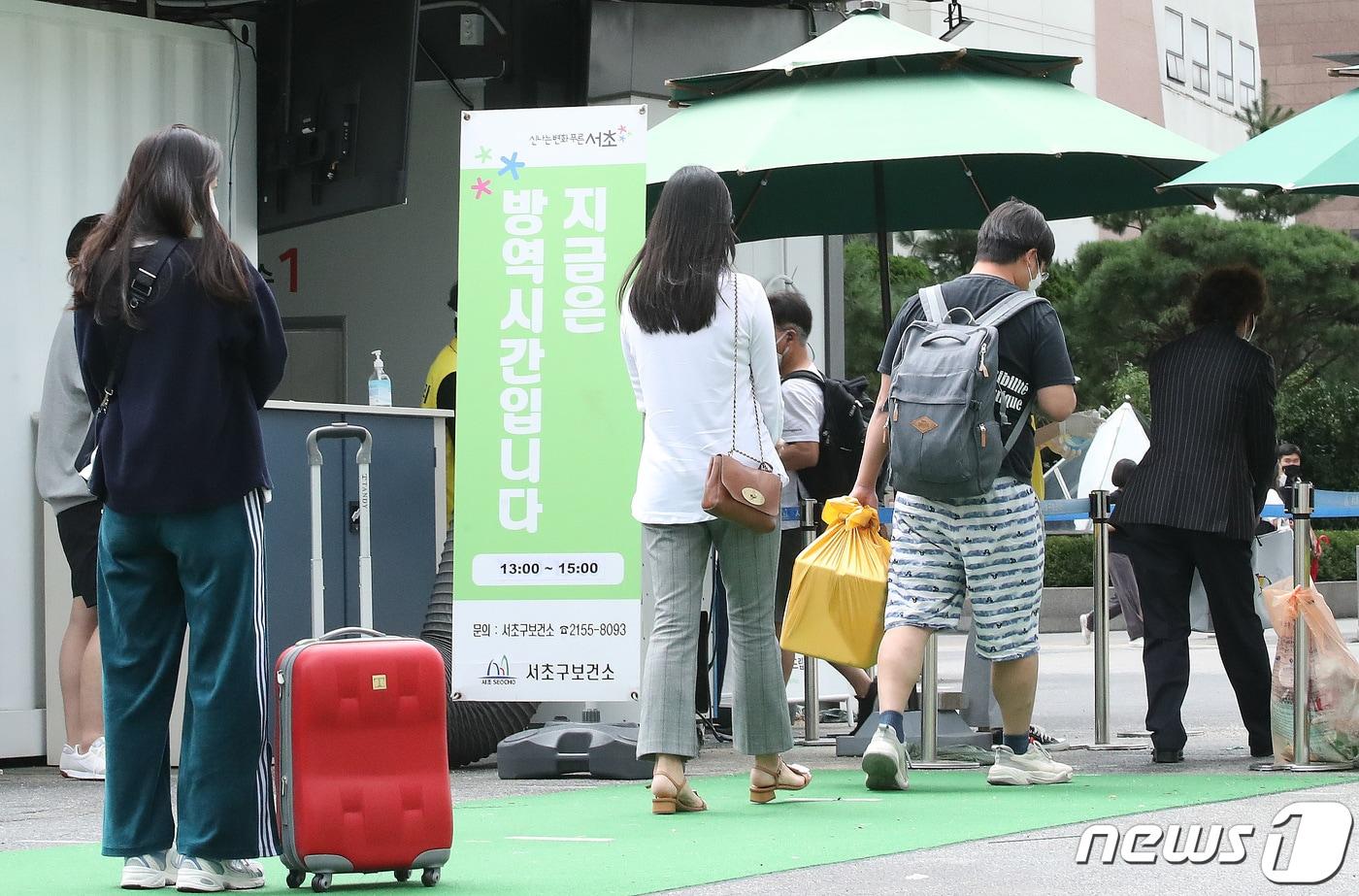 추석연휴 마지막날인 22일 서울 서초구 서울고속버스터미널에 마련된 신종 코로나바이러스 감염증&#40;코로나19&#41; 임시선별검사소에서 귀경객들이 검사를 기다리고 있다. 2021.9.22/뉴스1 ⓒ News1 임세영 기자