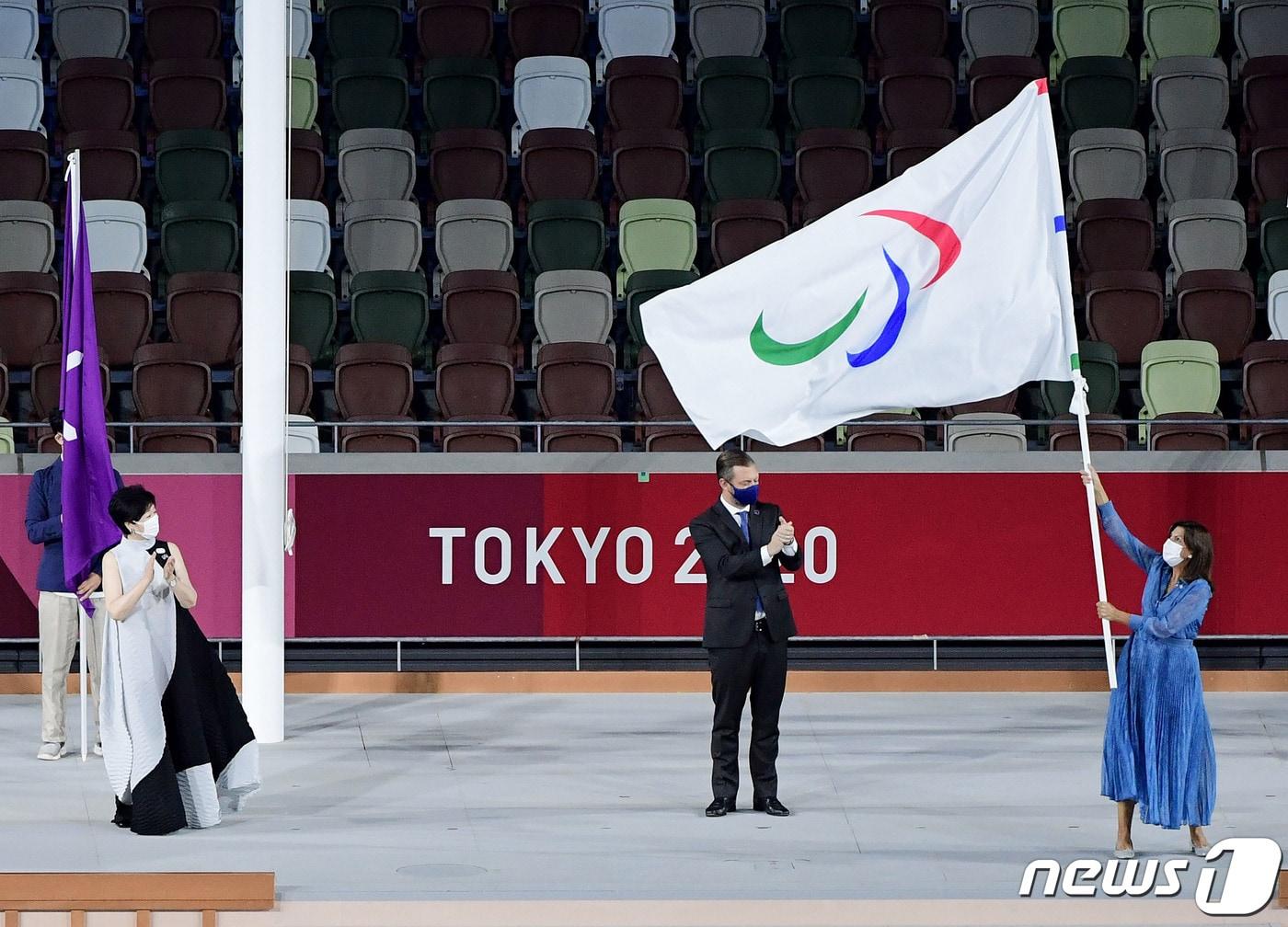 5일 일본 도쿄 올림픽스타디움에서 열린 도쿄패럴림픽 폐회식에서 패럴림픽 기가 도쿄에서 차기 개최지인 프랑스 파리로 전달되고 있다. 2021.9.5/뉴스1 ⓒ News1 사진공동취재단