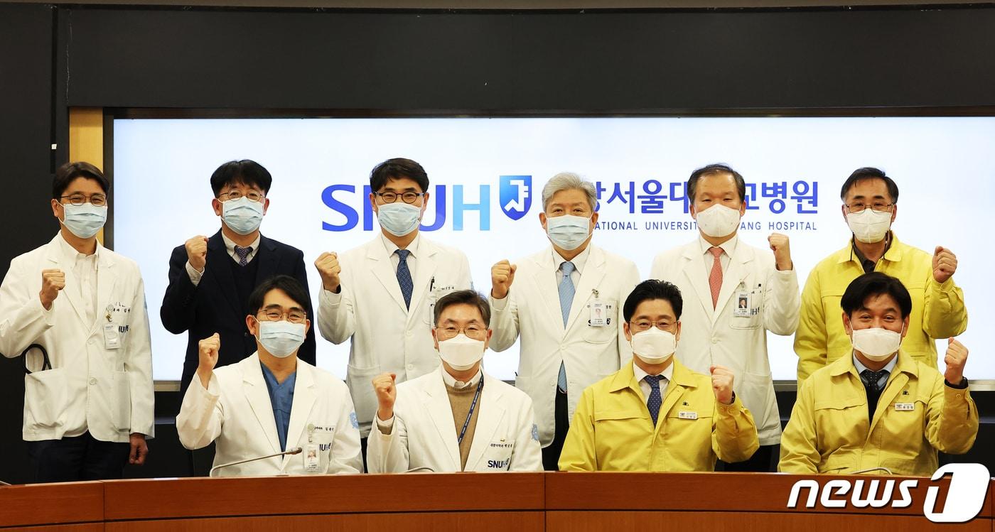 시흥시 등 경기도내 8곳에서 대학병원 &#39;분원&#39; 설립이 추진 또는 계획되고 있다. 사진은 오병권&#40;앞줄 오른쪽 두 번째&#41; 경기도 행정1부지사가 지난 2022년 1월17일 성남시 분당서울대병원을 방문한 모습. 2022.1.17/뉴스1 ⓒ News1 경기사진공동취재단