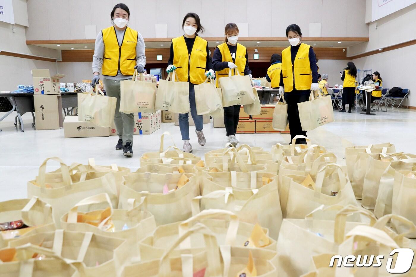 2022년 1월 서울 성동구청에서 성동구자원봉사센터 관계자들이 관내 복지 사각지대 주민들이 따뜻한 명절을 보낼 수 있도록 복&#40;福&#41;드림 키트를 포장하고 있다. &#40;성동구청 제공&#41; 