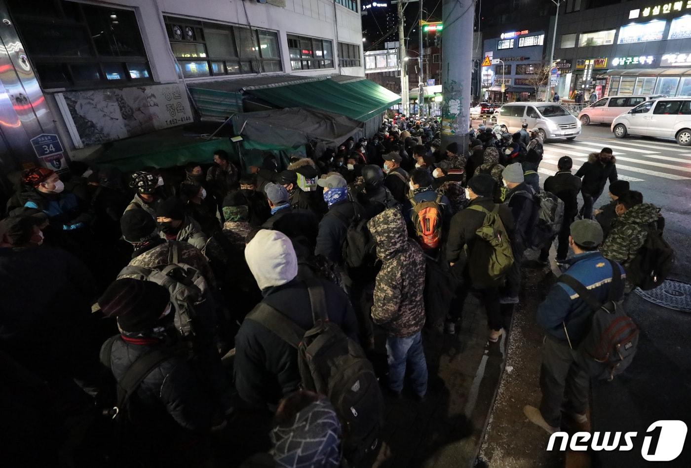 서울 구로구 남구로역 인근 인력시장에서 일용직 근로자들이 일감을 구하기 위해 대기하고 있다. /뉴스1 ⓒ News1 이성철 기자