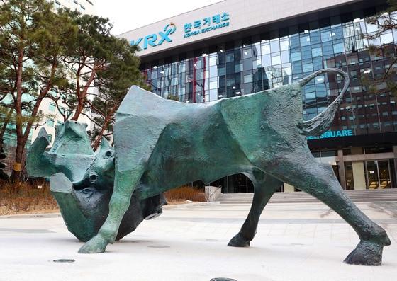 5일 오후 서울 한국거래소 사옥 로비에 있던 &#39;소와곰상&#39;이 옥외로 이전돼 있다. &#40;한국거래소 제공&#41; 2022.1.5/뉴스1