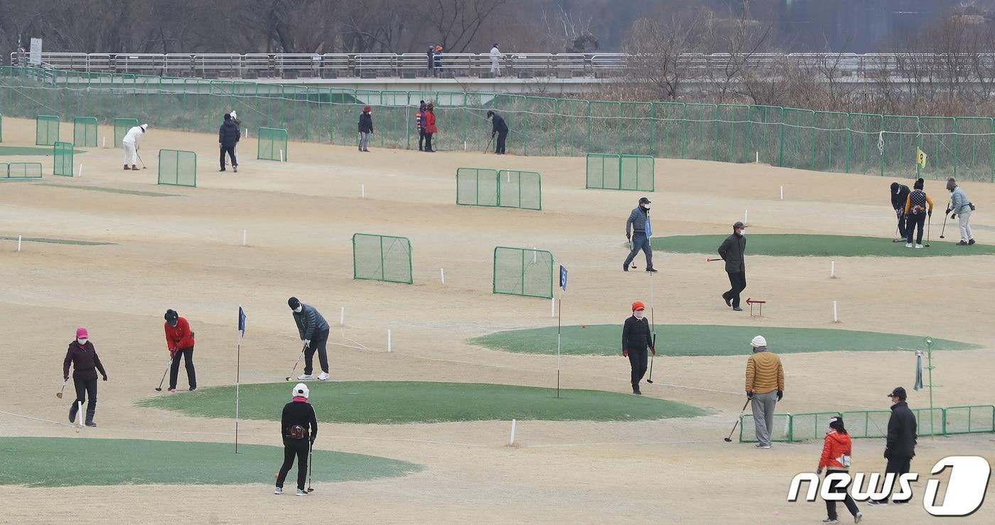 절기상 소한&#40;小寒&#41;인 5일, 오후로 접어들어 영상의 기온을 회복하며 추위가 한풀 꺾이자 대구 수성구 고모동 수성파크골프장을 찾은 시민들이 파크골프를 즐기고 있다. 2022.1.5/뉴스1 ⓒ News1 공정식 기자