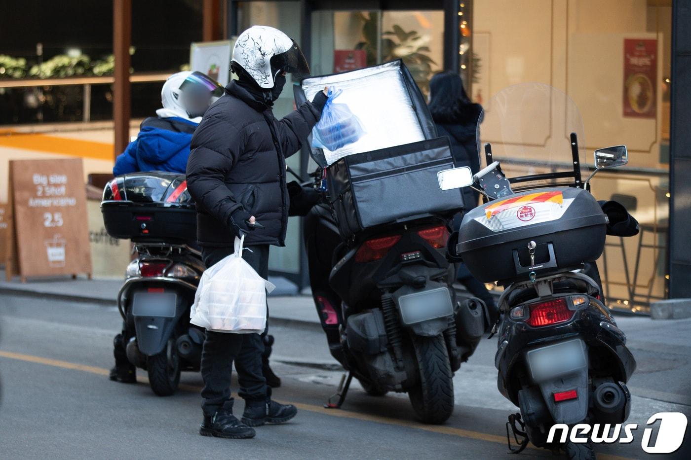 배달노동자들이 서울 시내에서 점심시간 음식을 배달하고 있다./뉴스1 ⓒ News1 유승관 기자