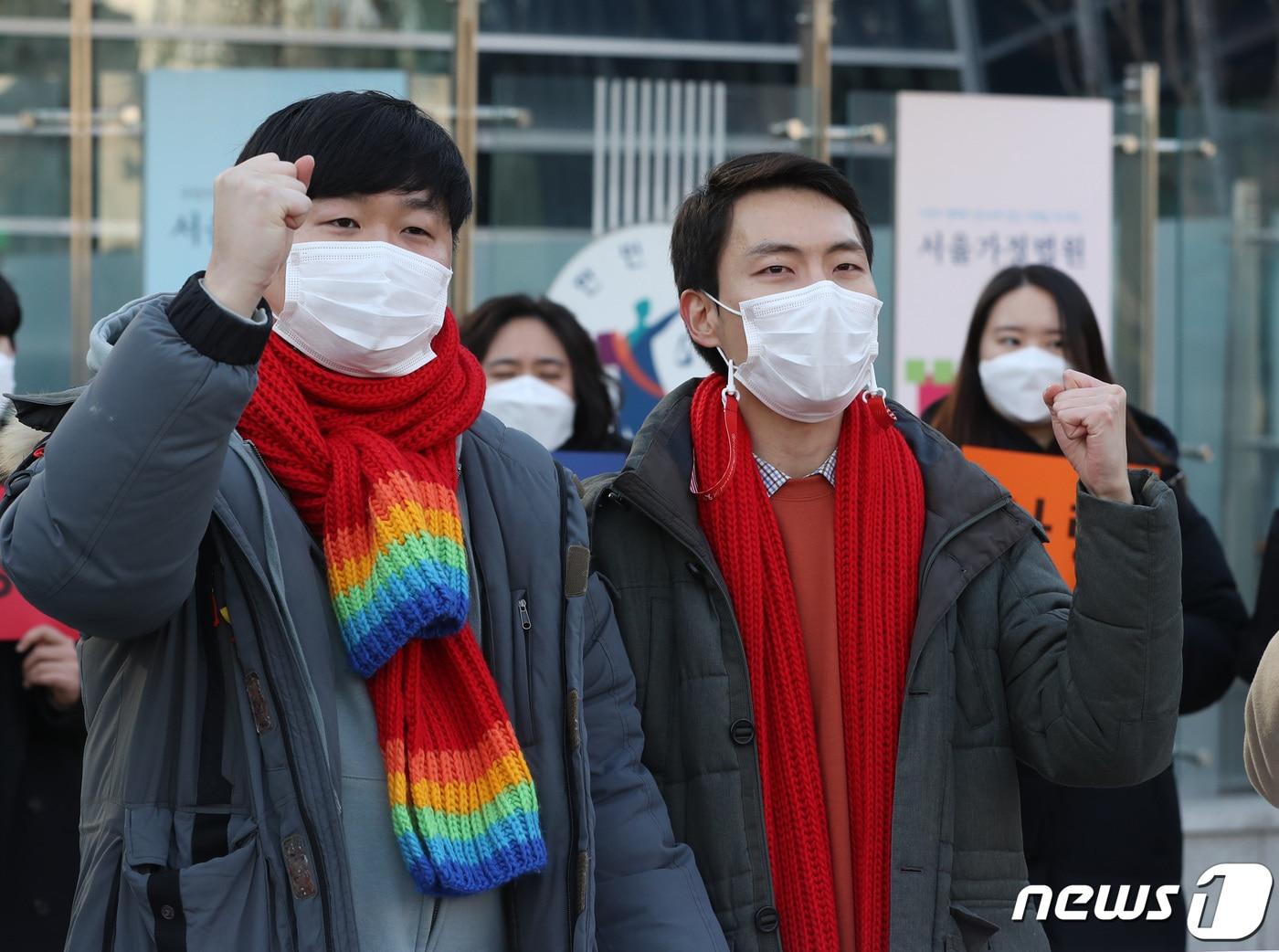 동성부부 건강보험 피부양자 자격을 요구해온 소성욱 씨와 김용민 씨. 2022.1.7/뉴스1 ⓒ News1 이성철 기자