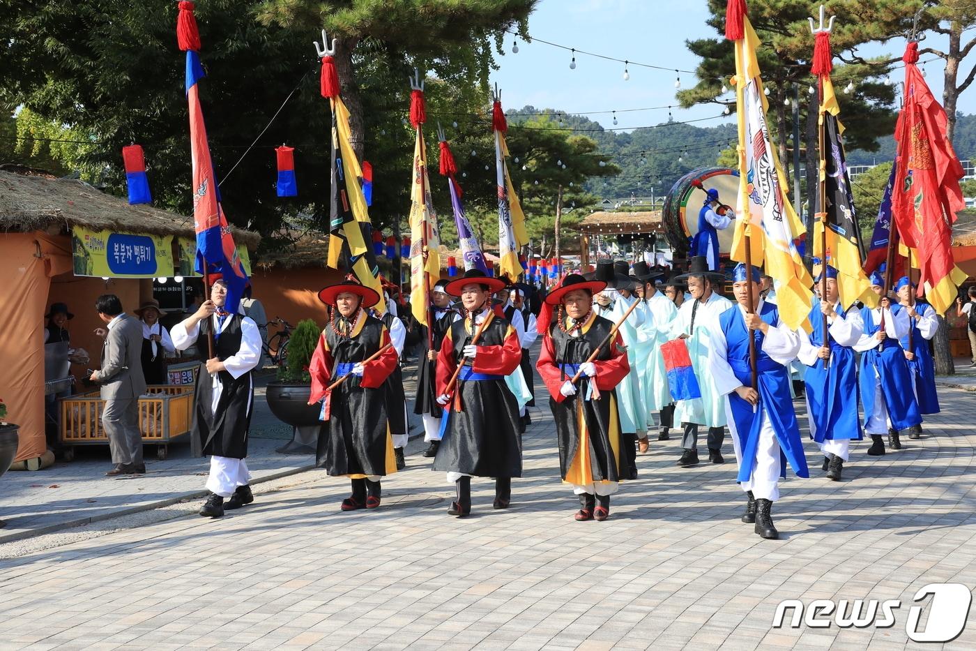   전북 고창군의 대표축제인 ‘제49회 고창모양성제’가 30일 오후 개막돼 오는 10월4일까지 대장정을 시작했다.  심덕섭 고창군수, 임정호 군의장, 진남표 모양성제전회장이 원님부임행차 행사에 참여하고 있다.&#40;고창군 제공&#41;2022,9.30/뉴스1