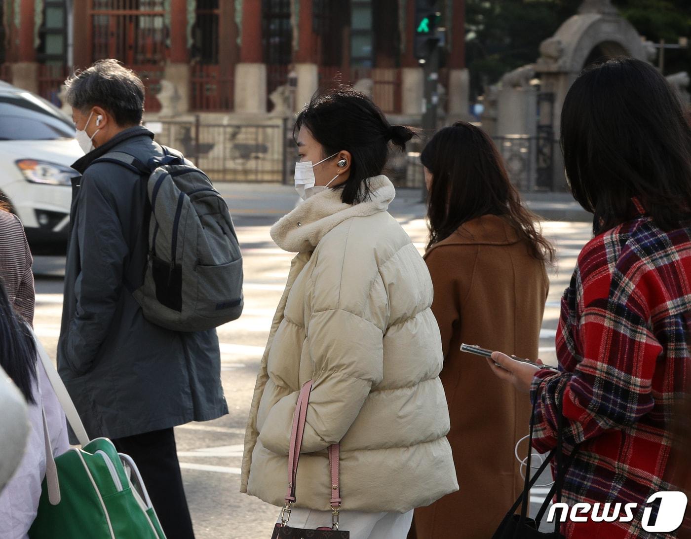 서울 아침 최저기온이 6도까지 떨어진 11일 오전 서울 광화문네거리에서 시민들이 두꺼운 옷을 입고 출근하고 있다. 2022.10.11/뉴스1 ⓒ News1 신웅수 기자