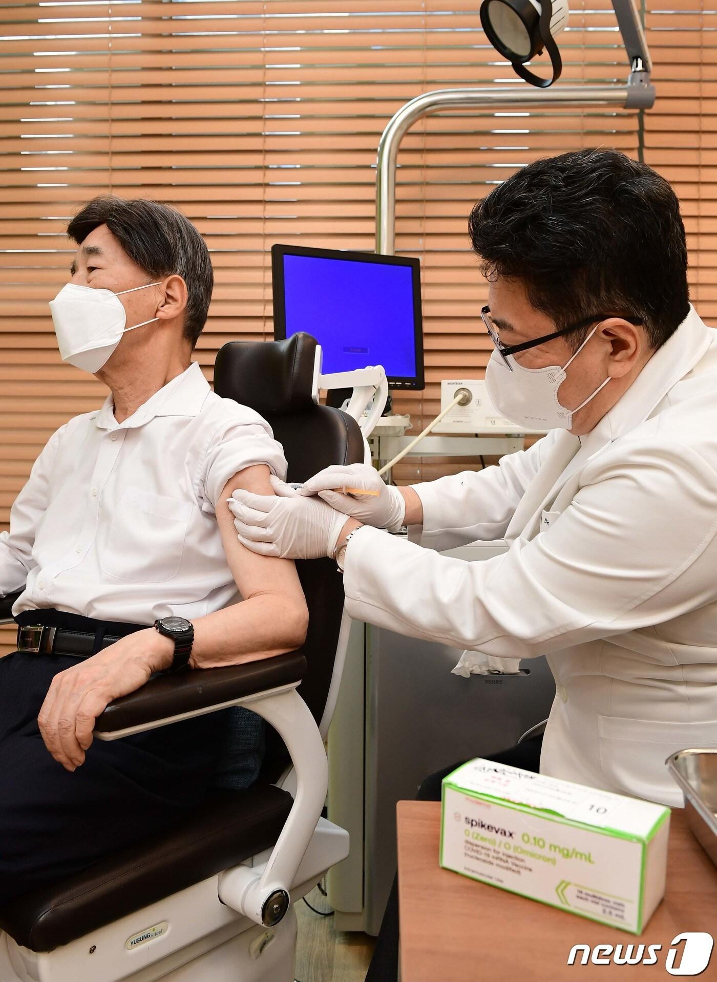 &#39;2022-2023 동절기 코로나19 추가접종&#39; 첫날인 11일 서울 강남구 개포동 소아청소년과 의원에서 1순위 권고대상인 60대 시민이 모더나의 오미크론 함유 2가백신 스파이크박스 2주를 접종하고 있다. &#40;모더나 제공&#41; 2022.10.11/뉴스1