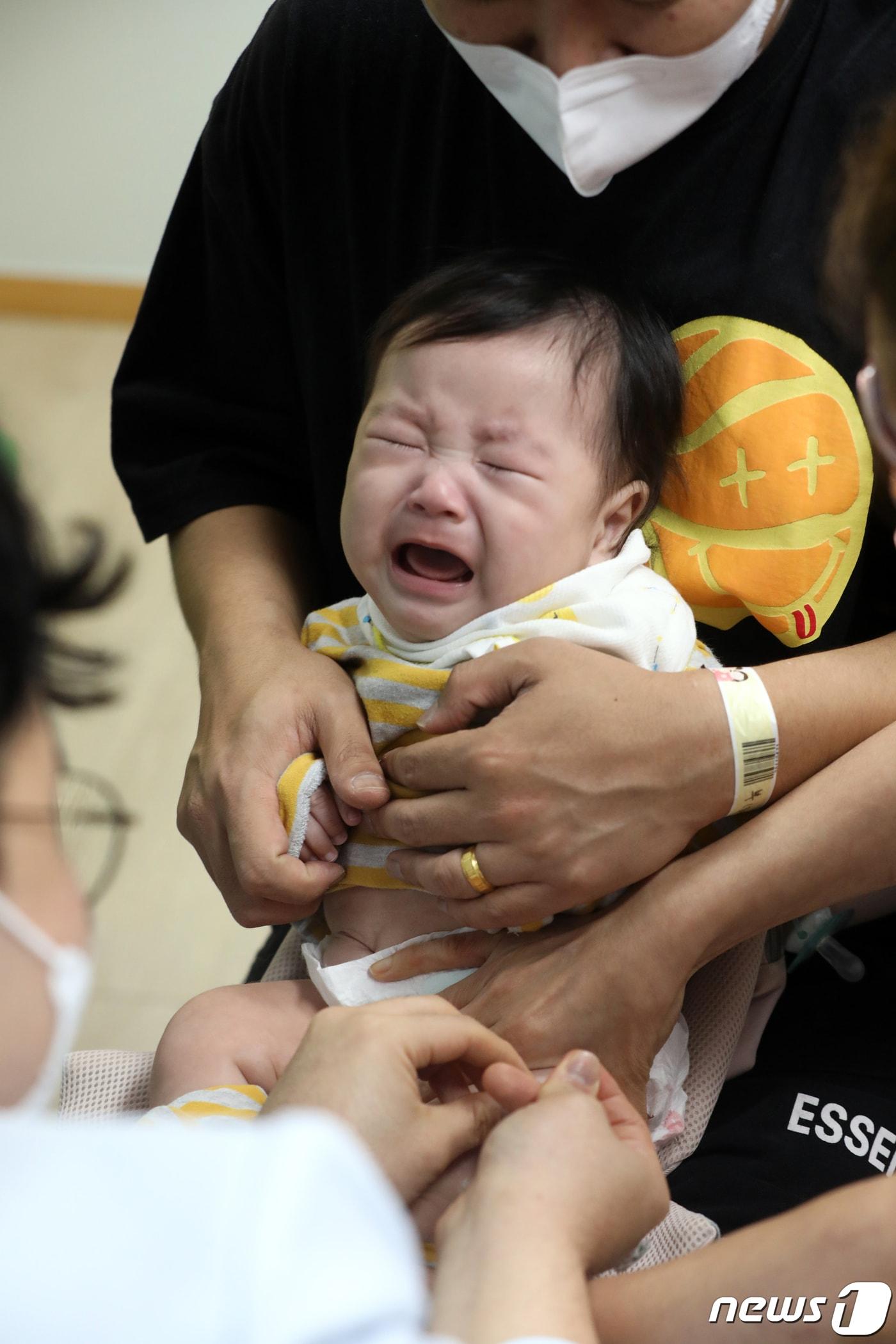 서울의 한 소아과 병원에서 어린이가 독감 예방접종을 받고 있다. &#40;사진은 기사 내용과 관련이 없음&#41; 2022.10.11/뉴스1 ⓒ News1 황기선 기자