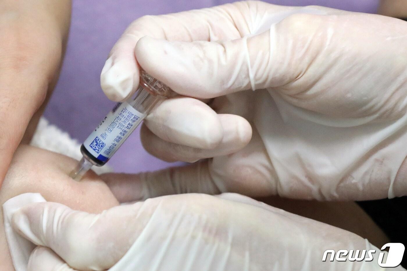 11일 오전 서울 구로구 우리아이들병원에서 어린이가 독감 예방접종을 받고 있다. 2022.10.11/뉴스1 ⓒ News1 황기선 기자