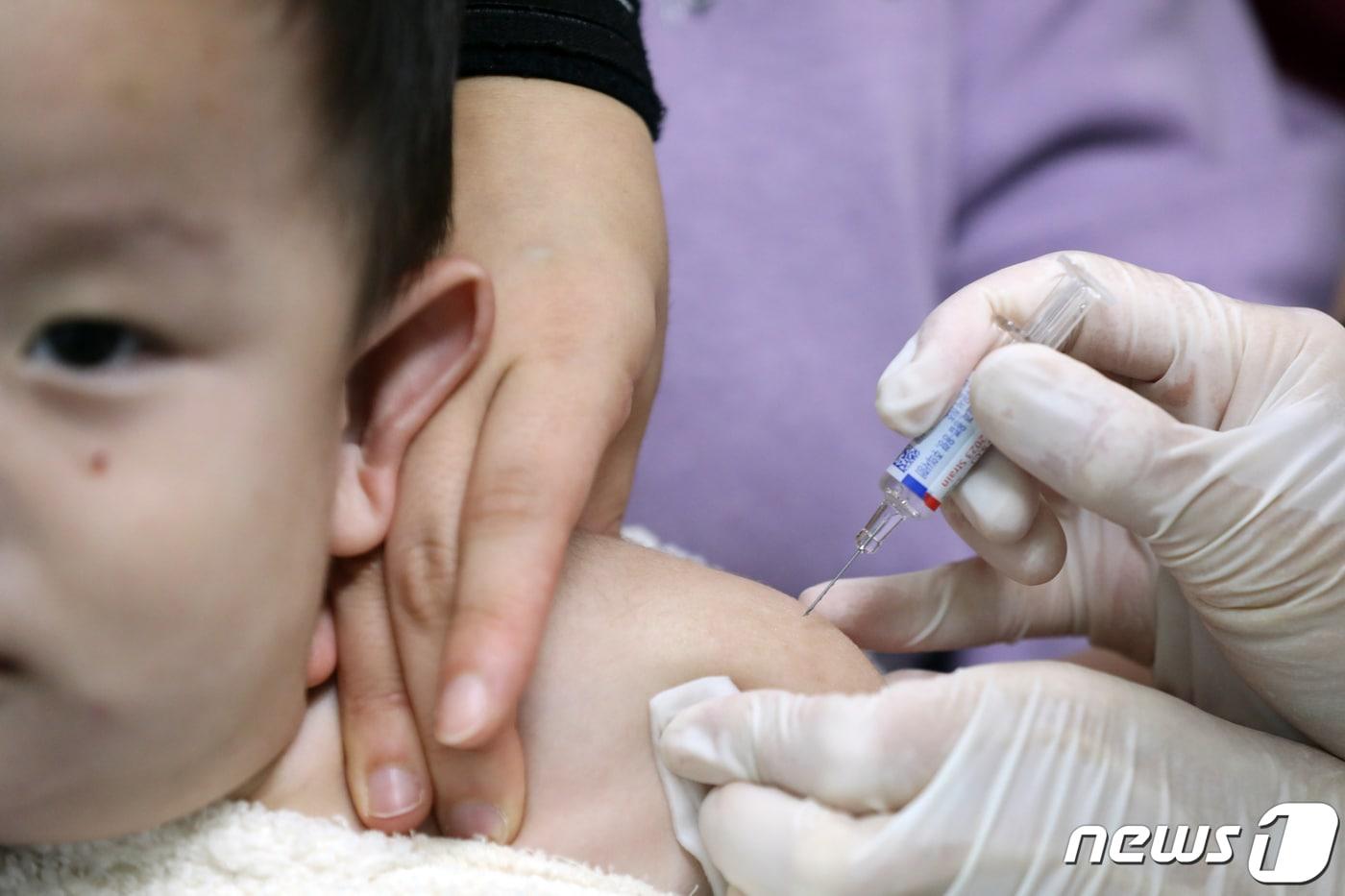 한 어린이병원에서 어린이가 독감 예방접종을 받고 있는모습. /뉴스1 ⓒ News1 황기선 기자
