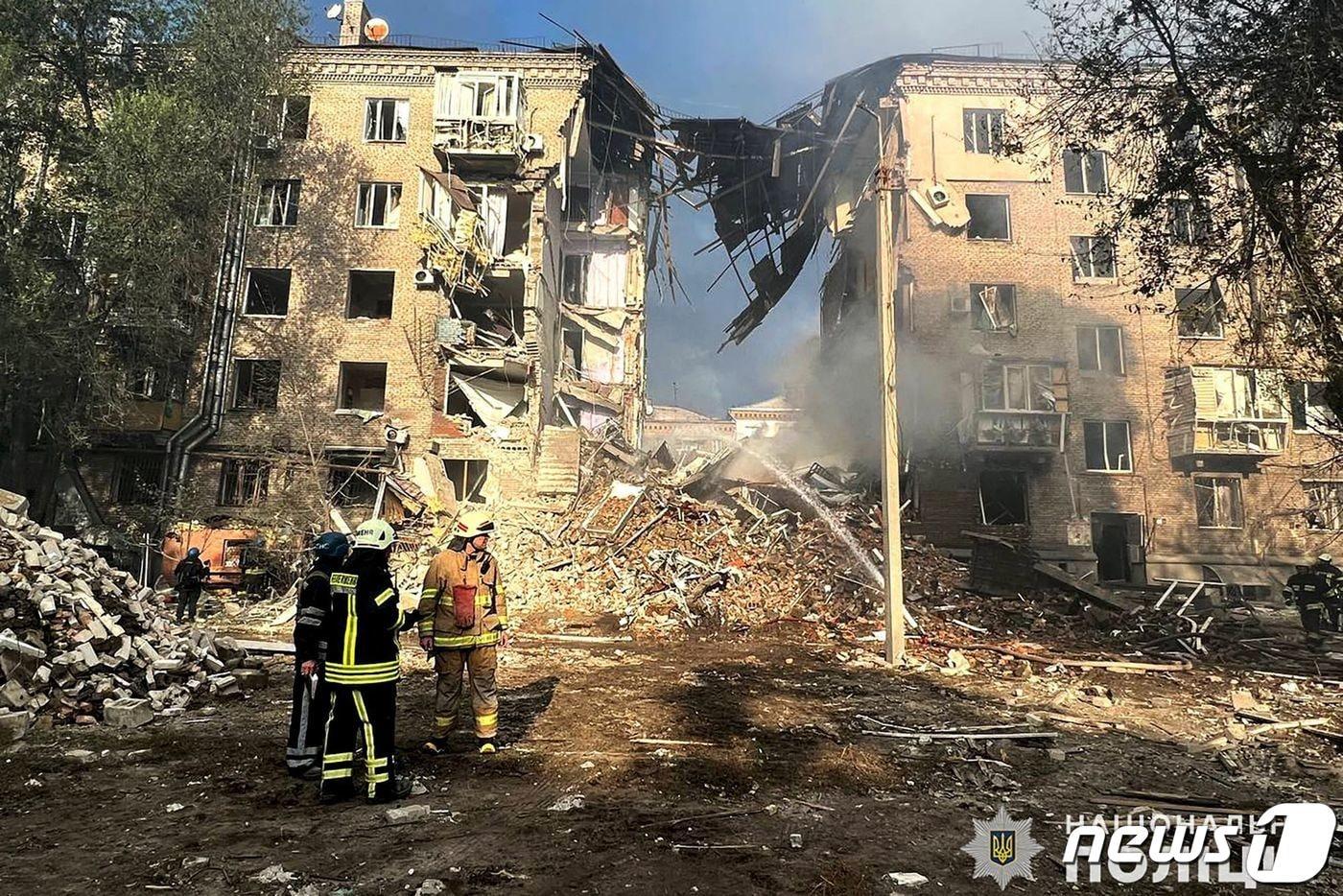 10일&#40;현지시간&#41; 러시아군의 포격을 받아 파괴된 우크라이나 자포리자의 아파트. ⓒ AFP=뉴스1