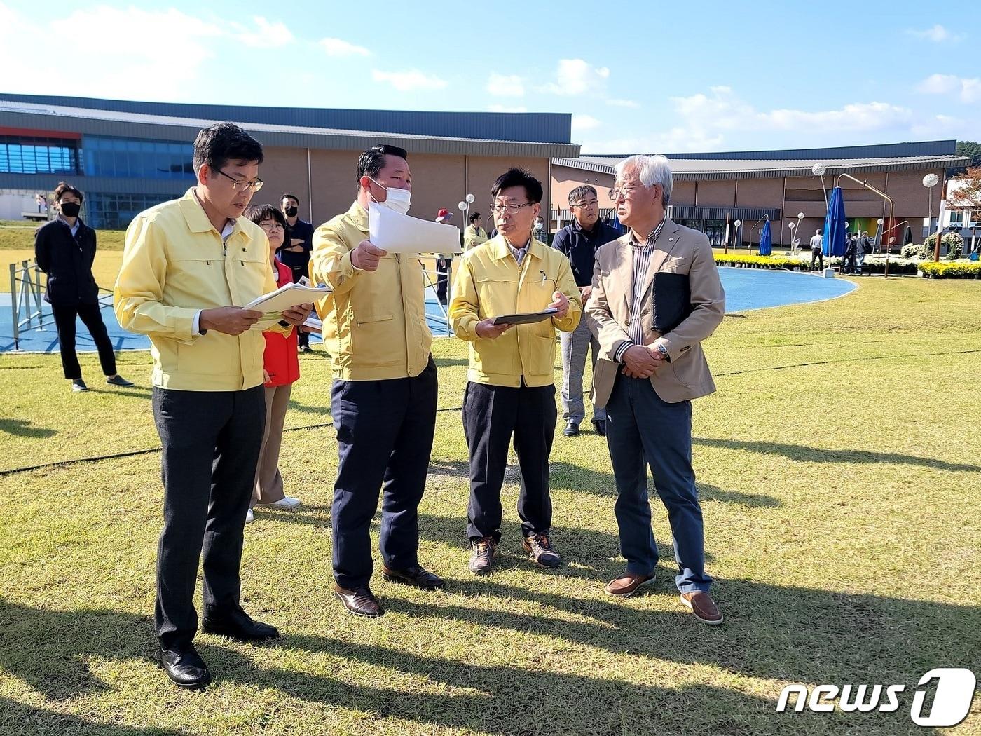 최영일 전북 순창군수&#40;왼쪽에서 두번째&#41;가 14일부터 16일까지 열리는 순창장류축제 현장을 찾아 안전 등의 점검을 하고 있다.2022.10.11.&#40;순창군 제공&#41;/뉴스1  