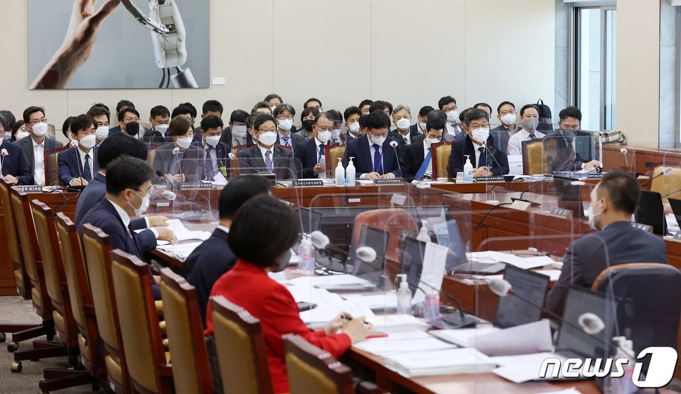 11일 오후 서울 여의도 국회에서 과학기술정보방송통신위원회의 정보통신산업진흥원, &#40;부설&#41;소프트웨어정책연구소, 한국인터넷진흥원, 한국방송통신전파진흥원, 한국지능정보사회진흥원, 한국데이터산업진흥원에 대한 국정감사가 진행되고 있다. 2022.10.11/뉴스1 ⓒ News1 조태형 기자