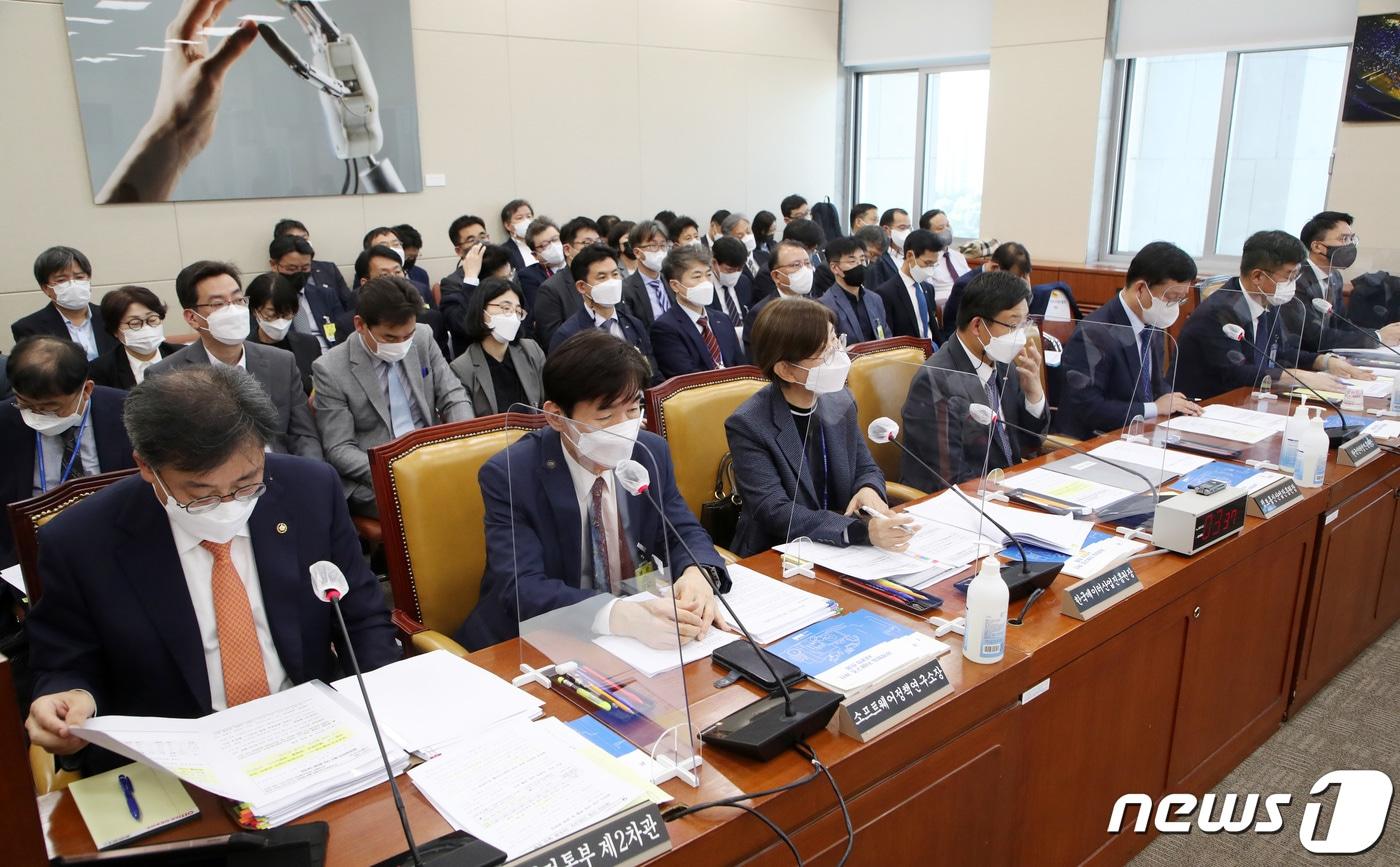 11일 오후 서울 여의도 국회에서 열린 과학기술정보방송통신위원회의 정보통신산업진흥원, &#40;부설&#41;소프트웨어정책연구소, 한국인터넷진흥원, 한국방송통신전파진흥원, 한국지능정보사회진흥원, 한국데이터산업진흥원에 대한 국정감사에서 피감기관장들이 의원 질의에 답변을 준비하고 있다. 2022.10.11/뉴스1 ⓒ News1 조태형 기자