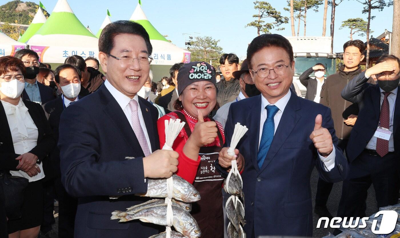 김영록 전라남도지사와 이철우 경상북도지사가 11일 오후 경북에서 열린 영호남 상생협력 화합대축전 상생장터 부스에서 지역 특산물을 들고 환하게 웃고 있다.&#40;전남도 제공&#41; 2022.10.11/뉴스1 