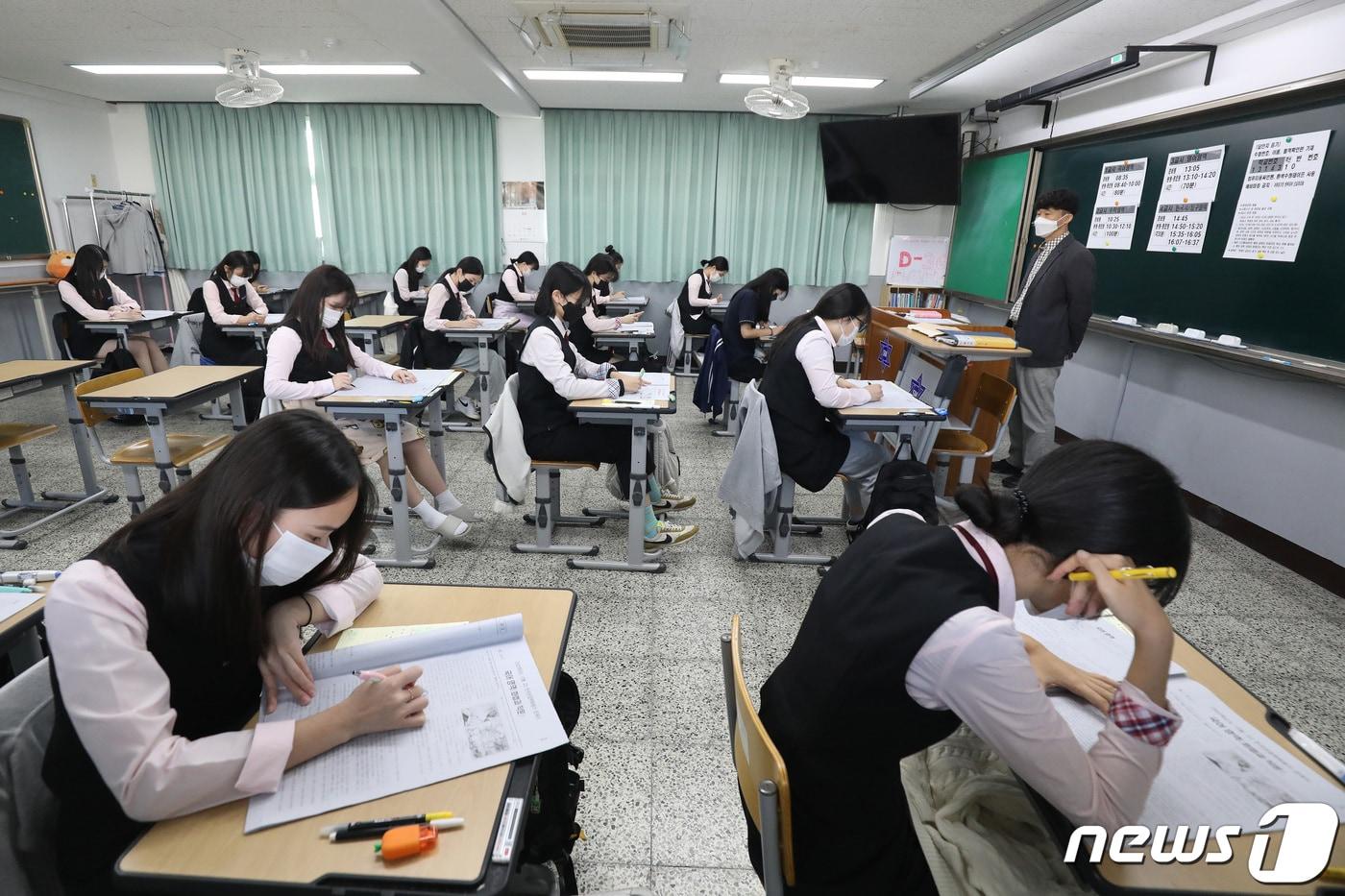 12일 오전 대구 중구 신명고등학교 고3 교실에서 수험생들이 2023학년도 대학수학능력시험을 앞두고 실시된 마지막 전국연합학력평가를 치르고 있다. 2022.10.12/뉴스1 ⓒ News1 공정식 기자