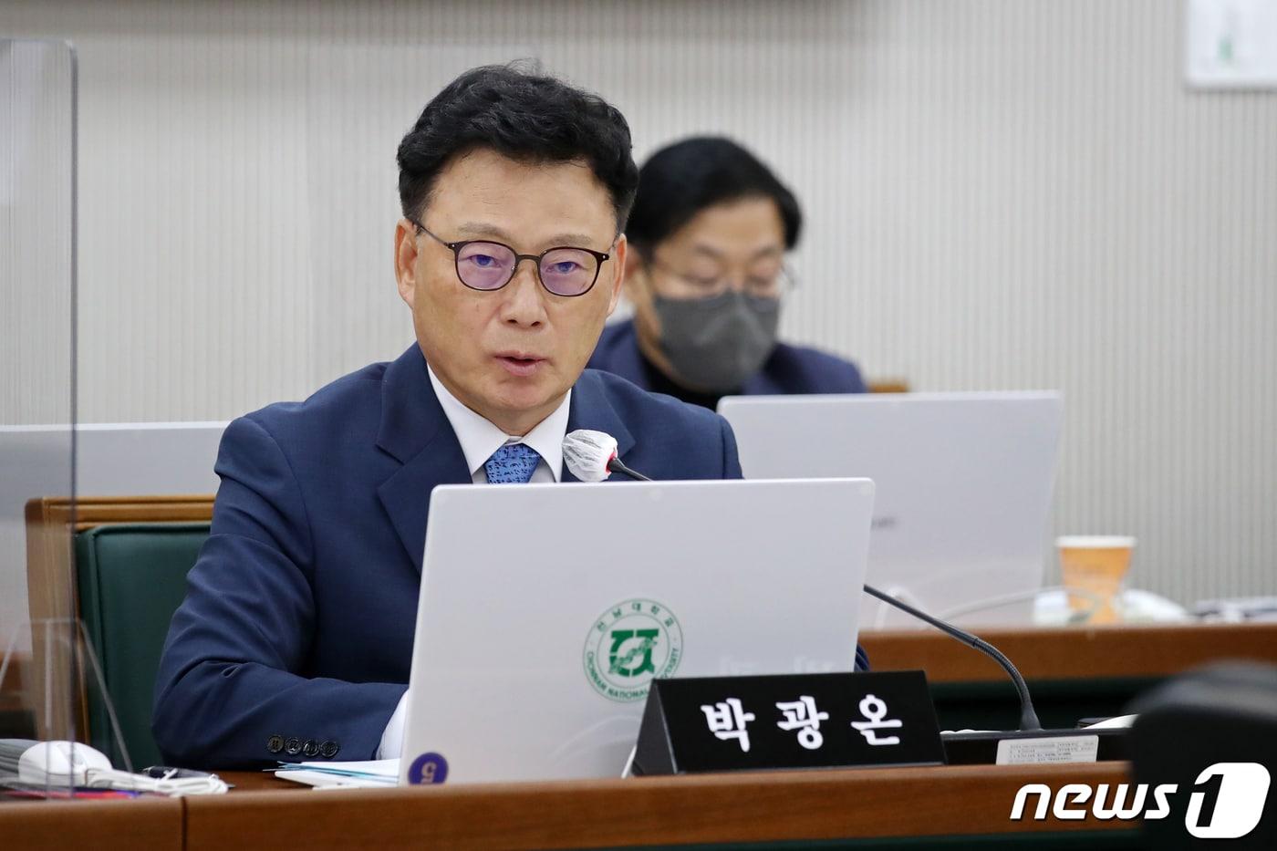 박광온 더불어민주당 의원이 12일 오전 광주 북구 전남대학교 대회의실에서 열린 국회 교육위원회의 전남대학교, 전북대학교, 제주대학교, 전남대병원, 전북대병원, 제주대병원에 대한 국정감사에서 질의하고 있다. 2022.10.12/뉴스1 ⓒ News1 이승현 기자