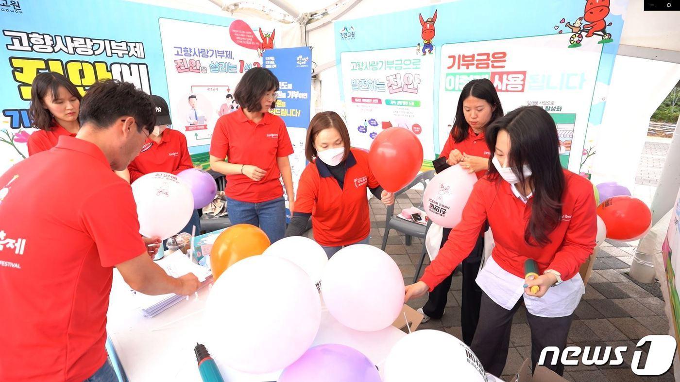 전북 진안군이 홍삼축제가 열린 8~10일 축제장에서 고향사랑기부제 답례품 선호도 조사를 실시하고 있다.&#40;진안군제공&#41;2022.10.12/뉴스1