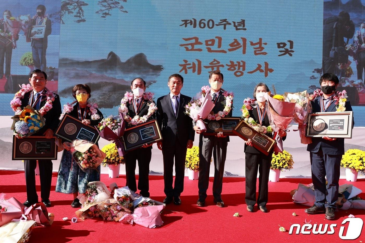 12일 전북 진안군은 공설운동장에서 제60회 군민의날 및 군민화합 체육행사를 가졌다. 기념식에서는 군민의장 수상자에 대한 시상이 있었다.&#40;진안군제공&#41;2022.10.12/뉴스1