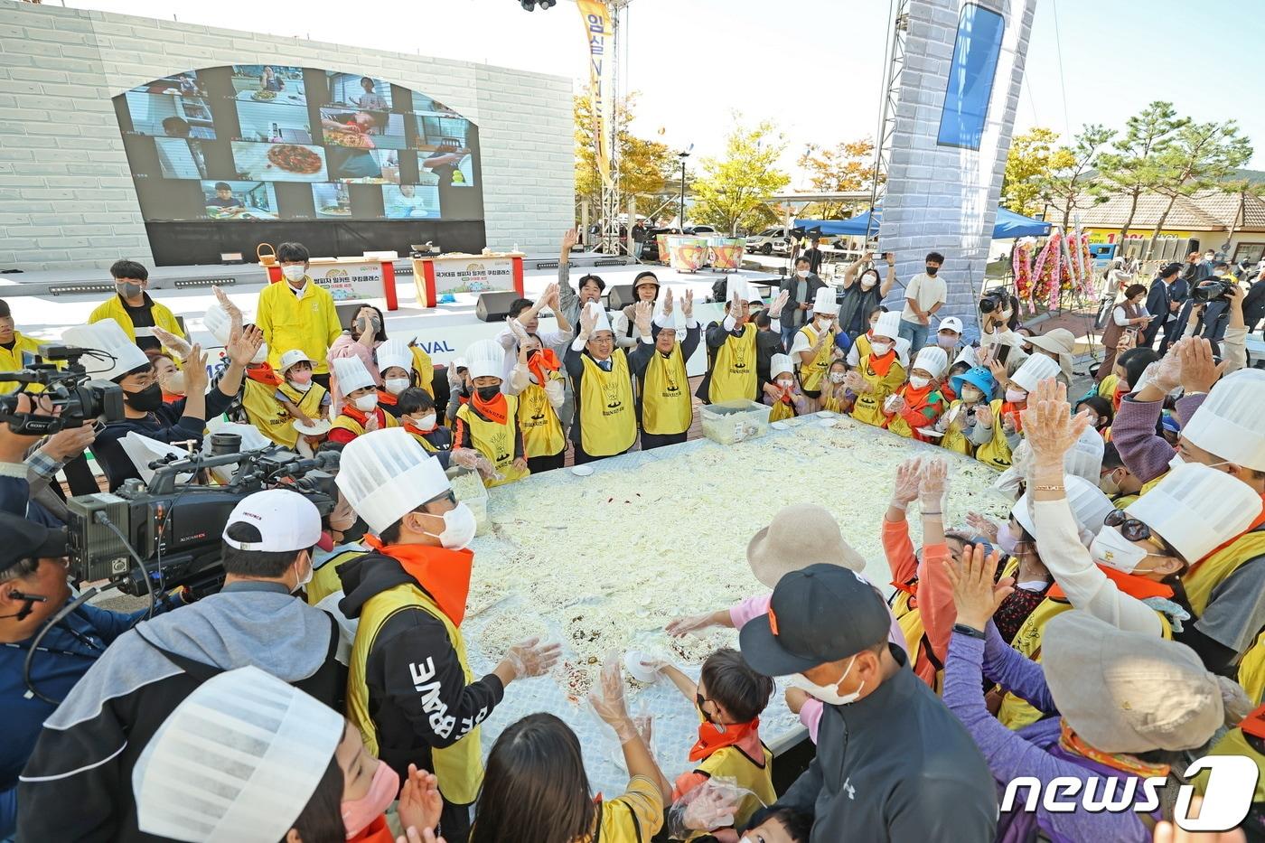 제8회 2022 임실N치즈축제가 성료했다. 전북 임실군은 지난 1일부터 10일까지 임실치즈테마파크와 치즈마을 일원에 52만여명의 관광객이 다녀간 것으로 잠정 집계했다.&#40;임실군 제공&#41;2022.10.12/뉴스1