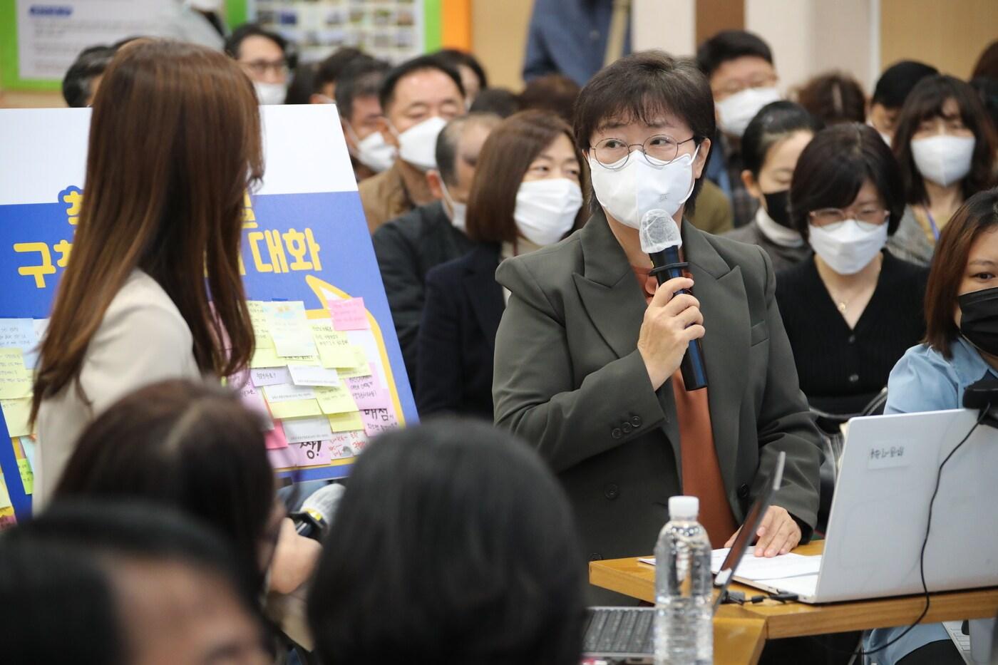 이순희 강북구청장&#40;오른쪽&#41;이 직원들의 질문에 답변하고 있다. &#40;강북구 제공&#41;