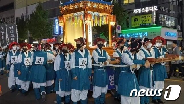 코로나19 장기화로 3년 만에 열린 여수거북선축제에서 청록색 복장을 입은 조선수군이 진남관 가장물을 들고 행진을 이어가고 있다.&#40;독자 제공&#41;2022.10.12/뉴스1 ⓒ News1 김동수 기자